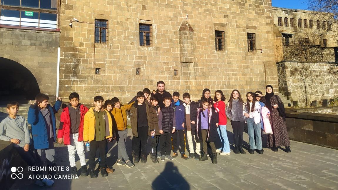 ÇEDES Programı Kapsamında Öğrencilerimiz Bitlis Merkezde bulunun Tarihi Yerleri Ziyaret ettiler.